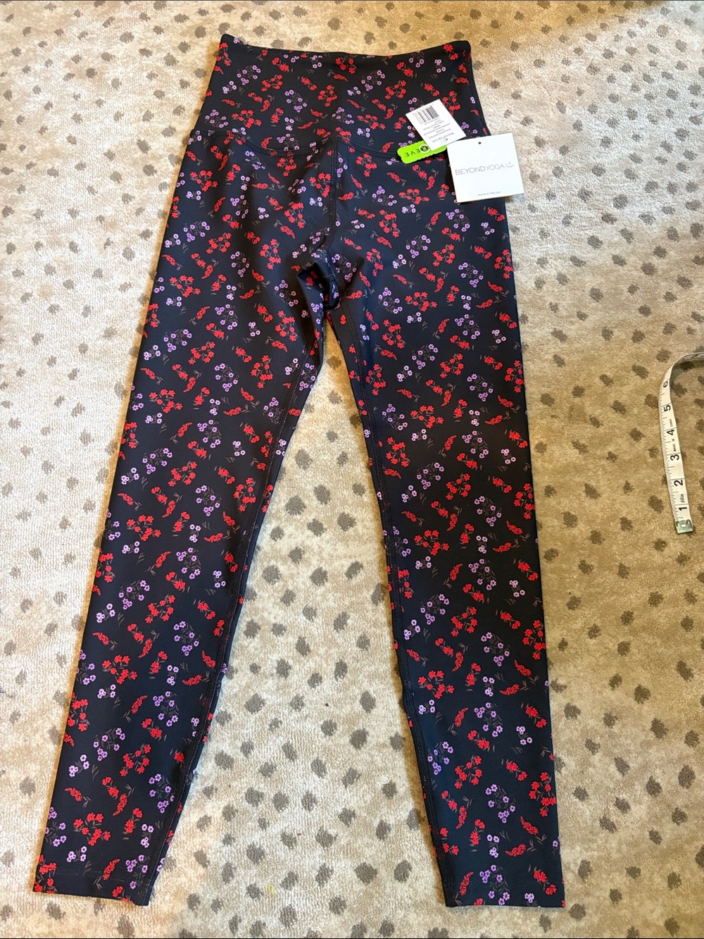 Beyond Yoga black floral midi legging size small NWT